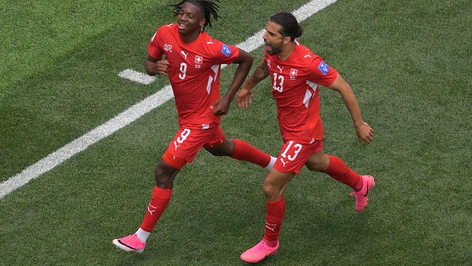 Johan Manzambi (links) wurde mit einem Doppelpack zum Matchwinner für die Schweiz. Johan Manzambi (links) wurde mit einem Doppelpack zum Matchwinner für die Schweiz.