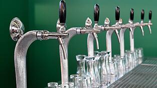 Bier verkauft sich nicht mehr so selbstverständlich wie früher. In der Folge schließen immer mehr Brauereien. (Illustration) Bier verkauft sich nicht mehr so selbstverständlich wie früher. In der Folge schließen immer mehr Brauereien. (Illustration)