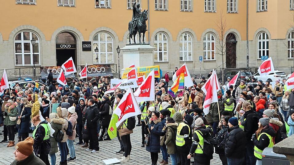 Die Uniklinik-Mitarbeiter bei der Demonstration am Domplatz.