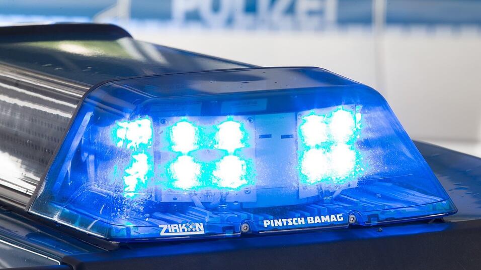 Die Polizei rückt mit großem Aufgebot zu Durchsuchungen in fünf Bundesländern aus. (Symbolbild) Die Polizei rückt mit großem Aufgebot zu Durchsuchungen in fünf Bundesländern aus. (Symbolbild)