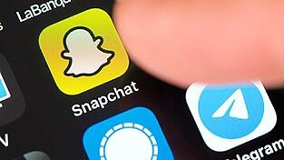 Über Snapchat hatte sich die Einladung zur Party weit verbreitet. Über Snapchat hatte sich die Einladung zur Party weit verbreitet.