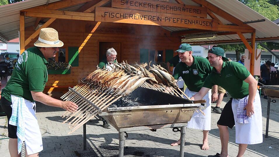Der Fischereiverein Pfeffenhausen verkaufte vor dem Festzelt wieder frisch gegrillte Steckerlfische.