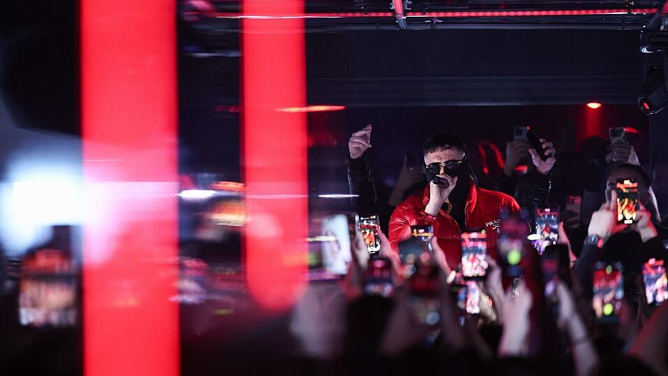 Haftbefehl steht nach Erscheinen seiner Netflix-Doku wieder auf der Bühne. Haftbefehl steht nach Erscheinen seiner Netflix-Doku wieder auf der Bühne.