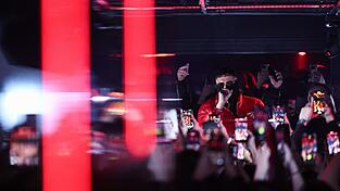 Haftbefehl steht nach Erscheinen seiner Netflix-Doku wieder auf der Bühne. Haftbefehl steht nach Erscheinen seiner Netflix-Doku wieder auf der Bühne.