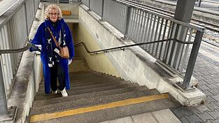 Treppen statt Aufzug: Monika Voland-Kleemann kritisiert, dass der Donau-Isar-Express in Landshut ausgerechnet an dem einzigen nicht barrierefreien Bahnsteig h&auml;lt.