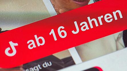In Australien sind Social-Media-Plattformen wie Tiktok seit 2025 erst ab 16 Jahren erlaubt. In Deutschland darf die App bislang ab 13 genutzt werden. Die Durchsetzung wird jedoch oft bemängelt. In Australien sind Social-Media-Plattformen wie Tiktok seit 2025 erst ab 16 Jahren erlaubt. In Deutschland darf die App bislang ab 13 genutzt werden. Die Durchsetzung wird jedoch oft bemängelt.