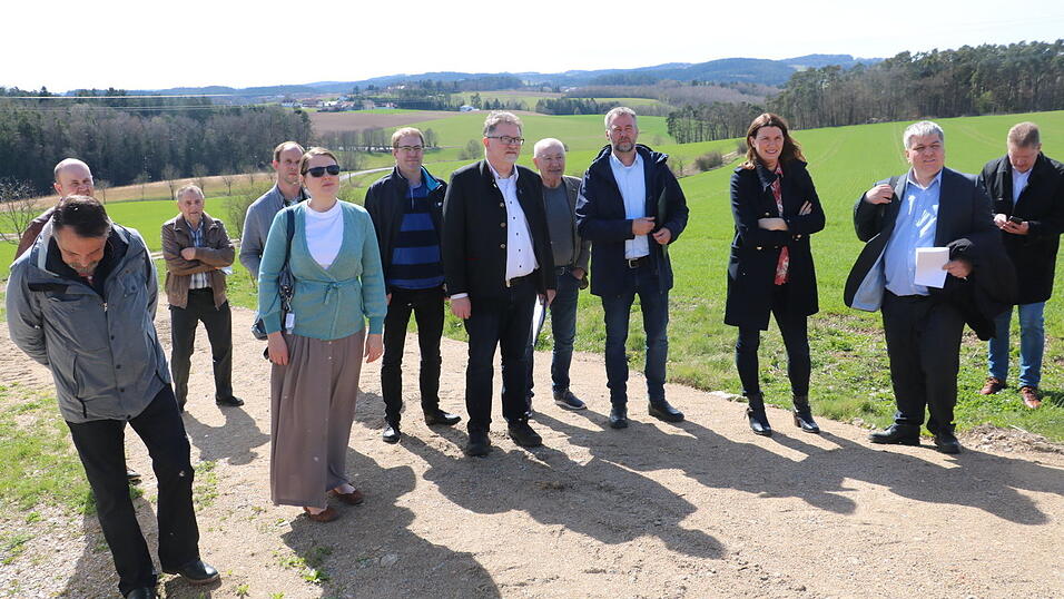 Der Bundestagsabgeordnete der Grünen, Stefan Schmidt (2. von rechts), Landrätin Tanja Schweiger, der neue Klimaschutzmanager des Landkreises, Niels Alter (3. und 4. von rechts) sowie der Regionalreferent des Fachverbandes Biogas, Markus Bäuml (6. von rechts) und die Bundestagsabgeordnete der SPD, Dr. Carolin Wagner (5. von links), lauschten zusammen mit einem guten Dutzend Gemeinderäten den Ausführungen der Anlagenbetreiber. Der Bundestagsabgeordnete der Grünen, Stefan Schmidt (2. von rechts), Landrätin Tanja Schweiger, der neue Klimaschutzmanager des Landkreises, Niels Alter (3. und 4. von rechts) sowie der Regionalreferent des Fachverbandes Biogas, Markus Bäuml (6. von rechts) und die Bundestagsabgeordnete der SPD, Dr. Carolin Wagner (5. von links), lauschten zusammen mit einem guten Dutzend Gemeinderäten den Ausführungen der Anlagenbetreiber.