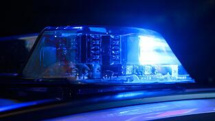 Eine 29-Jährige ging auf offener Straße auf eine andere Frau los. Die Polizei stellte die mutmaßlichen Täter nach der Flucht. (Symbolbild) Eine 29-Jährige ging auf offener Straße auf eine andere Frau los. Die Polizei stellte die mutmaßlichen Täter nach der Flucht. (Symbolbild)