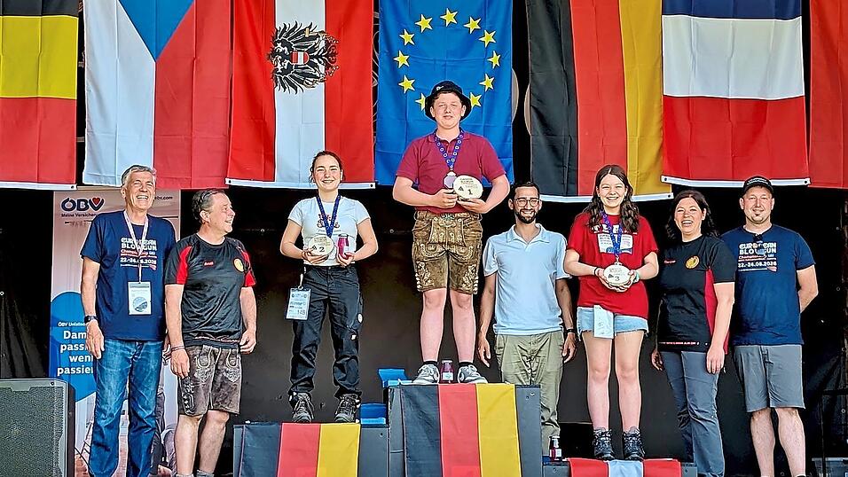 Drachenfels-Schütze Tobias Laubmeier darf bei der Siegerehrung der Blasrohr-EM bei der Jugendklasse ganz oben stehen und den Europameister-Titel feiern. Drachenfels-Schütze Tobias Laubmeier darf bei der Siegerehrung der Blasrohr-EM bei der Jugendklasse ganz oben stehen und den Europameister-Titel feiern.