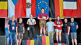 Drachenfels-Sch&uuml;tze Tobias Laubmeier darf bei der Siegerehrung der Blasrohr-EM bei der Jugendklasse ganz oben stehen und den Europameister-Titel feiern.