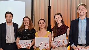 B&uuml;rgermeister Maximilian Mader (v.l.) mit den besten Abiturienten: Leni Neumaier (1,0), Elisa Freiberger (1,1), Raffaela Horak (1,0) und Magnus Schweiger (1,0).