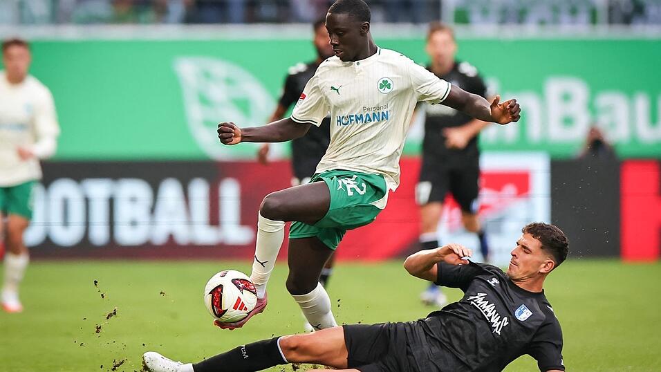 Fürths Omar Sillah (links) und Tobias Müller aus Magdeburg kämpfen um den Ball. Fürths Omar Sillah (links) und Tobias Müller aus Magdeburg kämpfen um den Ball.