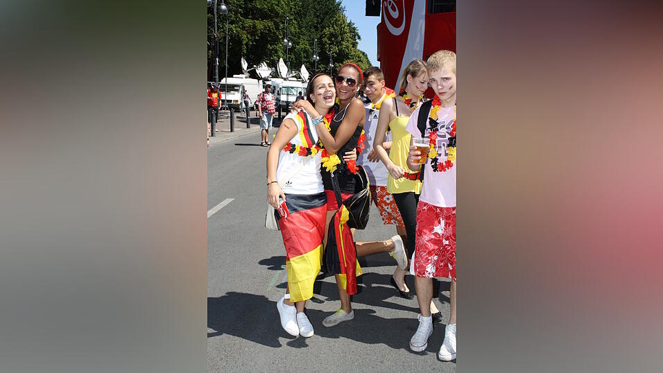 Christian Fertl war am Sonntag auf der Fanmeile in Berlin und erlebte dort das Achtelfinale gegen England auf Gro&szlig;leinwand.