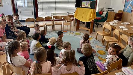 Buben und M&auml;dchen in einer Kindergartengruppe.