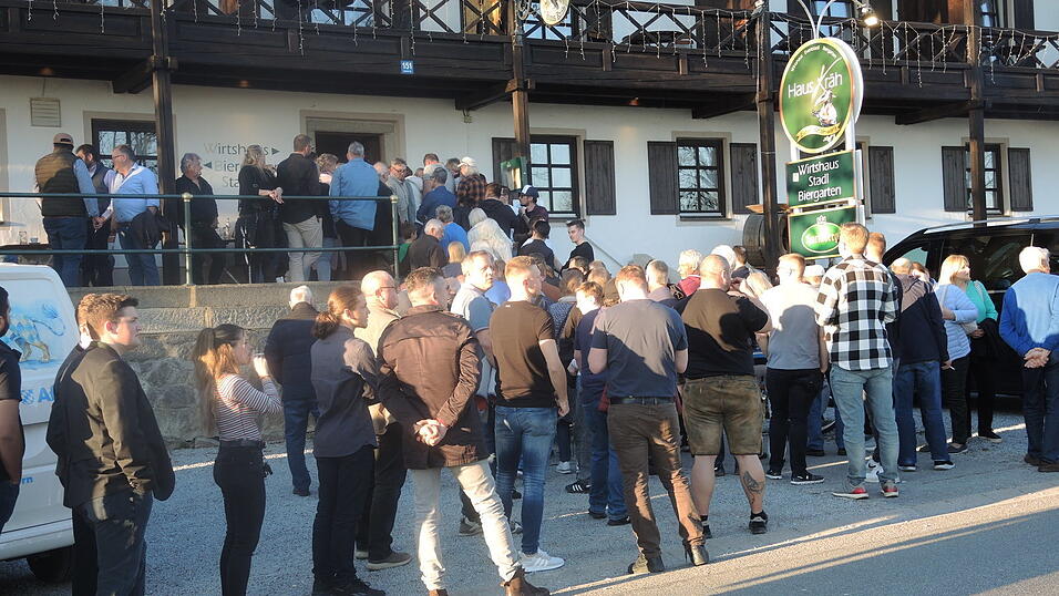 Schlangestehen f&uuml;r die AfD beim Deggendorfer Krahwirt. AfD-Co-Chef Tino Chrupalla war die Hauptperson des Abends.