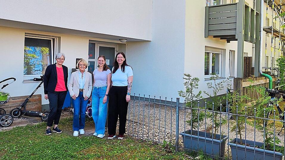 Kinderwagen, Scooter, Fahrr&auml;der - das Leben ist zur&uuml;ck. Angelika Schebelle (Vorstand Caritas-Kreisverband), Dr. Regine Langer-Huber (Vorsitzende des Vereins Haus f&uuml;r das Leben), Leiterin der Wohngruppe Tamara Murrer und ihre Stellvertreterin Rebecca Pummer (v.l.) sind zufrieden. Rechts sieht man noch das Ger&uuml;st am besch&auml;digten Teil des Geb&auml;udes.