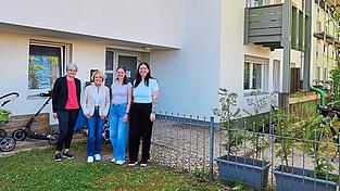 Kinderwagen, Scooter, Fahrr&auml;der - das Leben ist zur&uuml;ck. Angelika Schebelle (Vorstand Caritas-Kreisverband), Dr. Regine Langer-Huber (Vorsitzende des Vereins Haus f&uuml;r das Leben), Leiterin der Wohngruppe Tamara Murrer und ihre Stellvertreterin Rebecca Pummer (v.l.) sind zufrieden. Rechts sieht man noch das Ger&uuml;st am besch&auml;digten Teil des Geb&auml;udes.