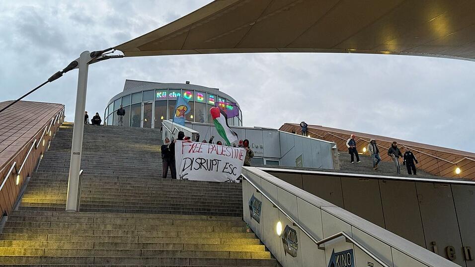 Die Aktivisten protestierten mit Sprechchören und Plakaten auf den Stufen der städtischen Hauptbücherei gegen die Teilnahme Israels am ESC. Die Aktivisten protestierten mit Sprechchören und Plakaten auf den Stufen der städtischen Hauptbücherei gegen die Teilnahme Israels am ESC.
