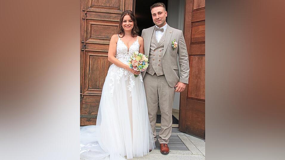 Das strahlende Brautpaar Elena und Stefan Scherer. Das strahlende Brautpaar Elena und Stefan Scherer.