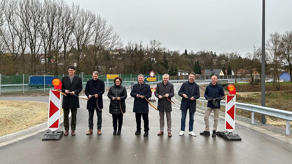 Der bayerische Verkehrsminister Christian Bernreiter (Mitte) gab mit Stefan Leitner (v.l.), dem Bereichsleiter Stra&szlig;enbau beim Staatlichen Bauamt Landshut, B&uuml;rgermeister Matthias Kohlmayer, Landtagsabgeordneter Dr. Petra Loibl, Landrat Werner Bumeder, Markus Heigl von der Baufirma R&auml;dlinger und Hermann Huber von der Regierung von Niederbayern die Kreuzung B20/DGF3 am Montag offiziell f&uuml;r den Verkehr frei.