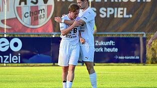 Der Chamer Torsch&uuml;tze Lukas Chrubasik (rechts) bejubelt mit Konstantin Landstorfer den Treffer zum 2:1.