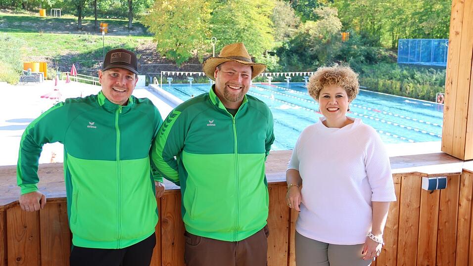 Die Bademeister und B&uuml;rgermeisterin Alexandra Riedl freuen sich &uuml;ber eine Rekordsaison im Rodinger Freibad.