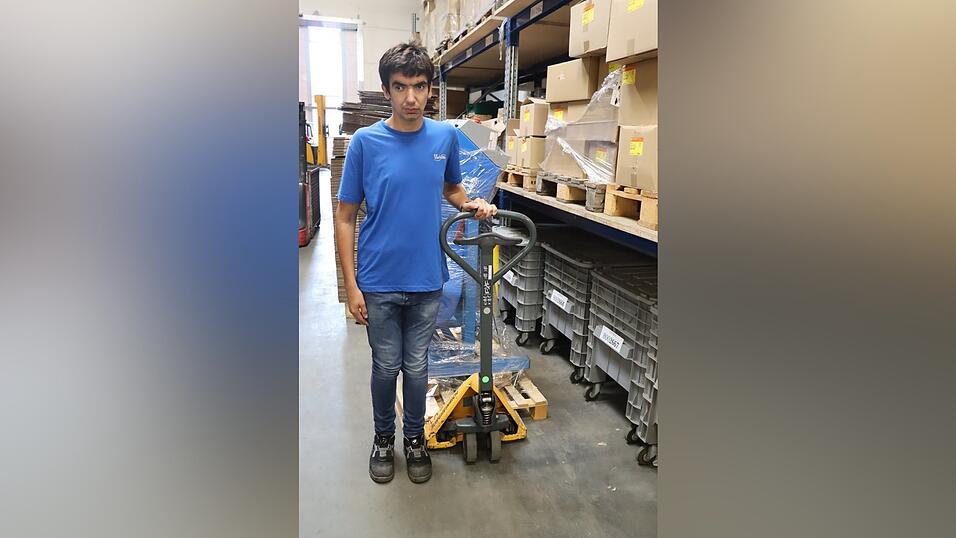 Michael Neumeier arbeitet im Lager.