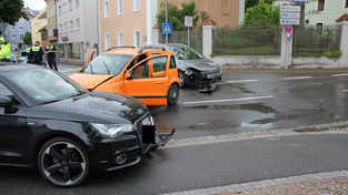Der Fahrer des rechten Autos soll trotz einem „Vorfahrt gewähren“-Verkehrsschild in eine Kreuzung gefahren sein.