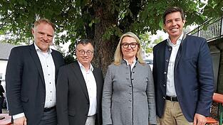 Bürgermeisterkandidatin Marion Macht (Zweite von rechts) mit Peter Aumer (links), Sigfried Lehner und Patrick Grossmann (rechts).