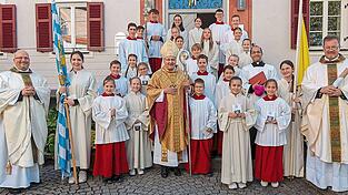 Zur Erinnerung an den historischen Tag versammelte man sich zum Gruppenbild vor dem Pfarrhaus.