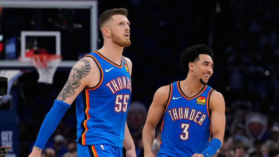 Isaiah Hartenstein (l) überzeugte beim Sieg gegen die San Antonio Spurs. Isaiah Hartenstein (l) überzeugte beim Sieg gegen die San Antonio Spurs.