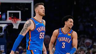 Isaiah Hartenstein (l) überzeugte beim Sieg gegen die San Antonio Spurs. Isaiah Hartenstein (l) überzeugte beim Sieg gegen die San Antonio Spurs.