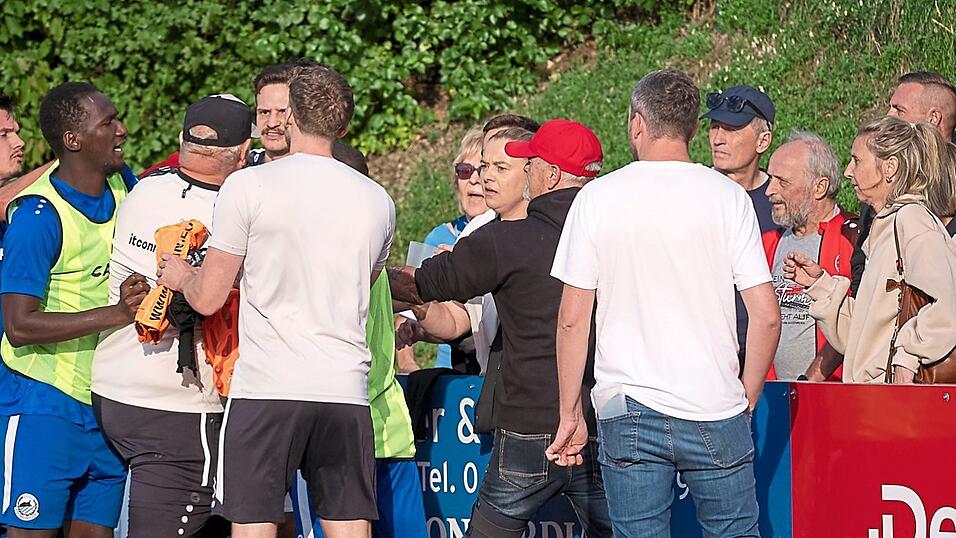 Szenen, die man nicht sehen will: Am Rande der Begegnung in Bogen geraten Spieler, Betreuer und Zuschauer aneinander. Szenen, die man nicht sehen will: Am Rande der Begegnung in Bogen geraten Spieler, Betreuer und Zuschauer aneinander.