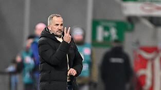 Manuel Baum t&uuml;ftelt an der Augsburger Ausrichtung gegen den FC Bayern.