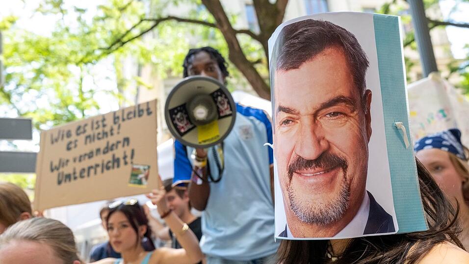 Bayerns Ministerpräsident Markus Söder (CSU) wurde wegen des Festhaltens an unangekündigten Tests zum Ziel des Protests. Bayerns Ministerpräsident Markus Söder (CSU) wurde wegen des Festhaltens an unangekündigten Tests zum Ziel des Protests.