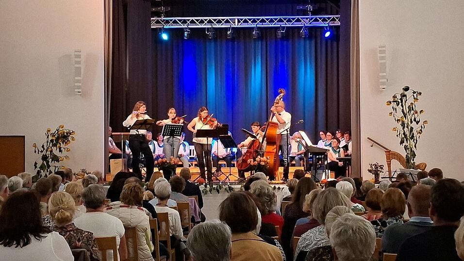 Das Instrumentalensemble mit Antonia Schmidt-Ramsin, Luisa D&auml;ullary, Iris Wunderlich, Anna Unger und Hans Salzberger