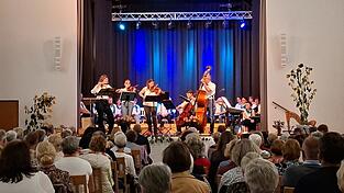 Das Instrumentalensemble mit Antonia Schmidt-Ramsin, Luisa D&auml;ullary, Iris Wunderlich, Anna Unger und Hans Salzberger