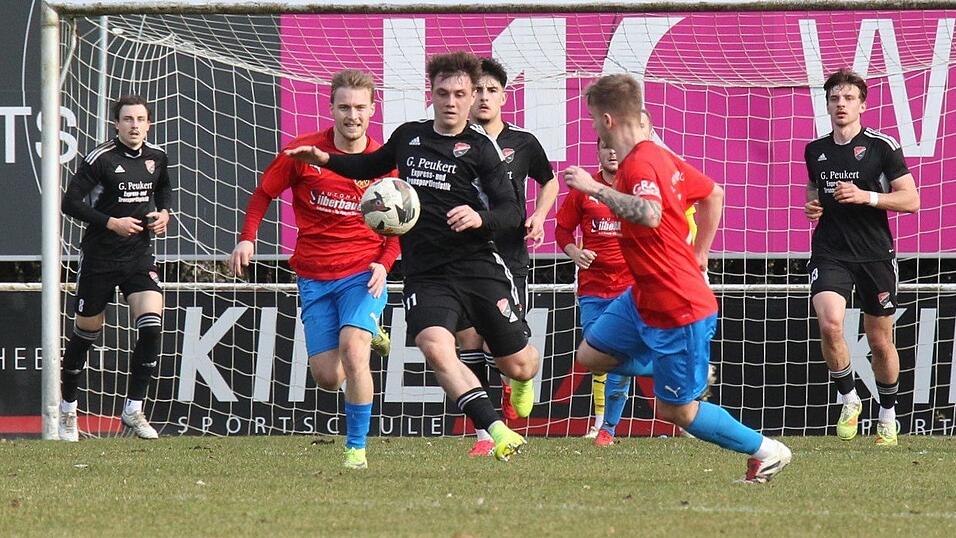 Der Auftritt der K&ouml;tztinger Spieler (in Schwarz) gegen Seebach war in Ordnung. Das Endresultat war es aus Sicht der Gastgeber nicht.