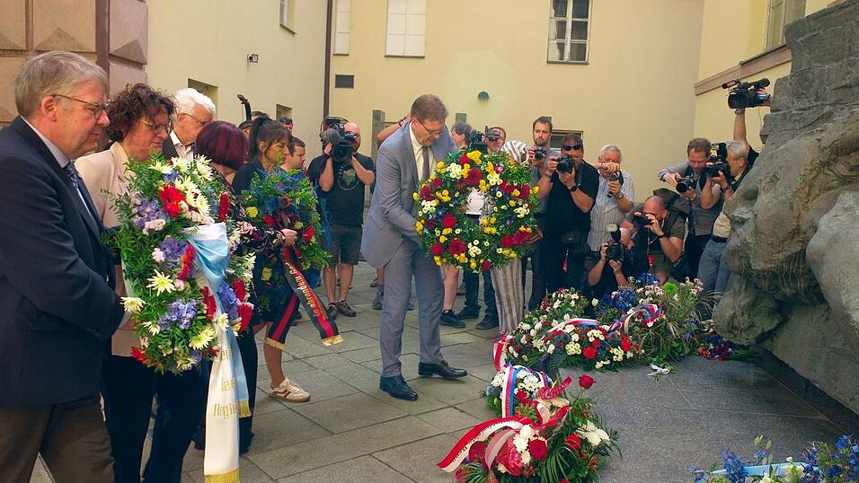 Zum Abschluss des Sudetendeutschen Tags wurden an einem ehemaligen Gestapo-Gefängnis Kränze und Blumen niedergelegt. Zum Abschluss des Sudetendeutschen Tags wurden an einem ehemaligen Gestapo-Gefängnis Kränze und Blumen niedergelegt.