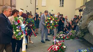 Zum Abschluss des Sudetendeutschen Tags wurden an einem ehemaligen Gestapo-Gef&auml;ngnis Kr&auml;nze und Blumen niedergelegt.