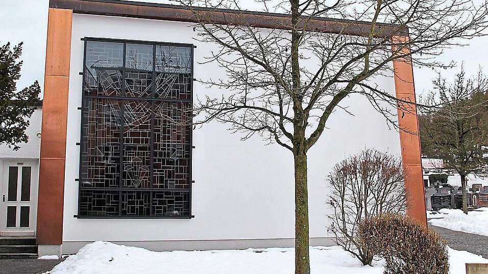 Ein Teil der Au&szlig;enfassade wurde bereits instandgesetzt.