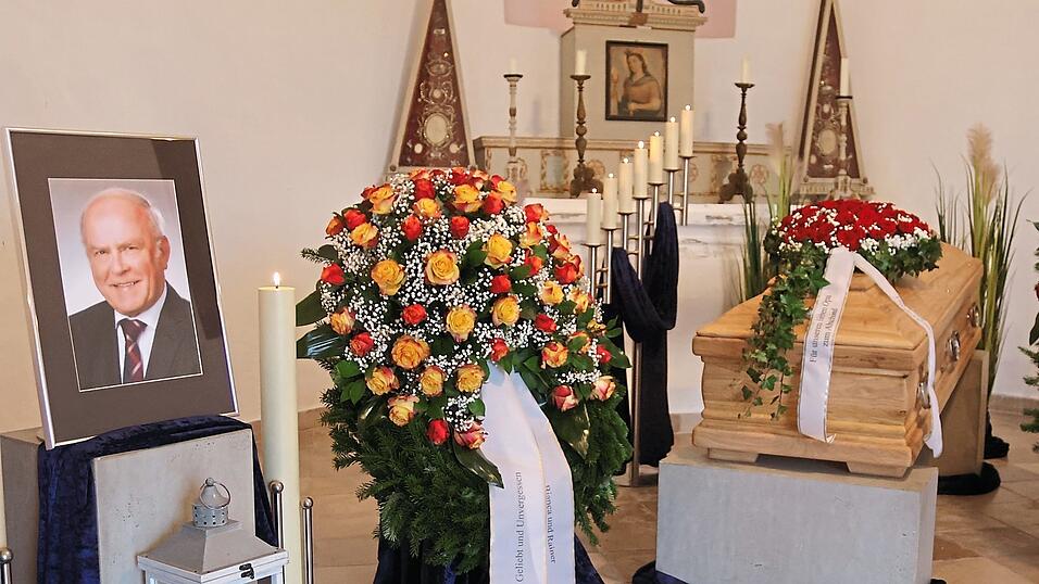 Die Friedhofskapelle ist gesäumt von Kränzen und Gestecken, die die Anteilnahme am plötzlichen Tod des Reichenbacher Altbürgermeisters und Ehrenbürgers Franz Pestenhofer ausdrücken.