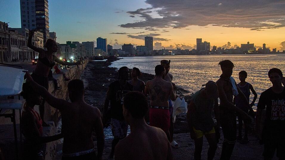 Der sozialistische Inselstaat steckt in einer schweren Wirtschaftskrise.