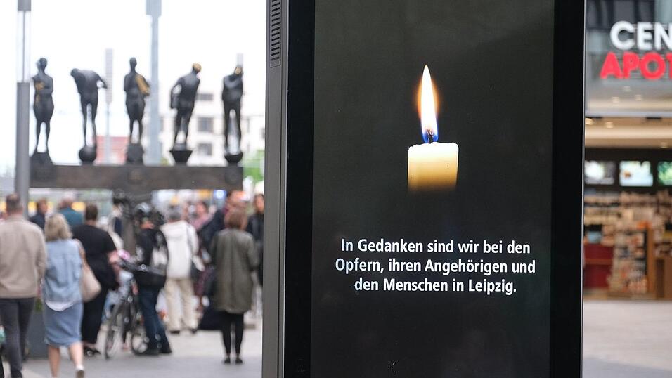 Nach der Amokfahrt in der Fu&szlig;g&auml;ngerzone herrschen in Leipzig Trauer und Fassungslosigkeit.
