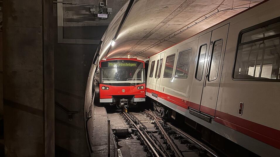 Zwei fahrerlose U-Bahnen haben sich in Nürnberg bei einer Rangierfahrt touchiert. (Handoutbild) Zwei fahrerlose U-Bahnen haben sich in Nürnberg bei einer Rangierfahrt touchiert. (Handoutbild)