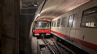 Zwei fahrerlose U-Bahnen haben sich in Nürnberg bei einer Rangierfahrt touchiert. (Handoutbild) Zwei fahrerlose U-Bahnen haben sich in Nürnberg bei einer Rangierfahrt touchiert. (Handoutbild)