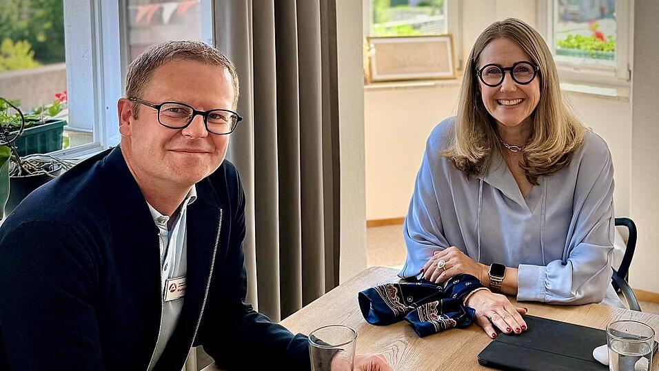 Mattias Dengler, Vorsitzender der Geschäftsführung der Agentur für Arbeit Landshut-Pfarrkirchen, im Austausch mit Bürgermeisterin Sibylle Entwistle. Mattias Dengler, Vorsitzender der Geschäftsführung der Agentur für Arbeit Landshut-Pfarrkirchen, im Austausch mit Bürgermeisterin Sibylle Entwistle.
