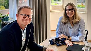 Mattias Dengler, Vorsitzender der Geschäftsführung der Agentur für Arbeit Landshut-Pfarrkirchen, im Austausch mit Bürgermeisterin Sibylle Entwistle. Mattias Dengler, Vorsitzender der Geschäftsführung der Agentur für Arbeit Landshut-Pfarrkirchen, im Austausch mit Bürgermeisterin Sibylle Entwistle.