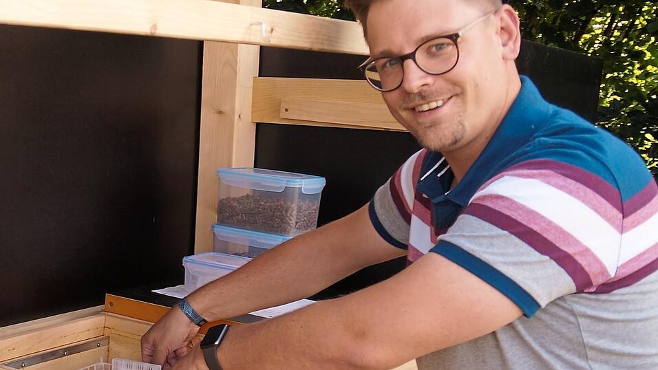 ...bis es jedoch so weit ist, fängt auch Manuel Santner erst einmal klein an - mit derzeit drei Bienenvölkern, untergebracht in einem vor Wind und Wetter geschützten, selbst gebauten Unterstand auf dem heimischen Grundstück. ...bis es jedoch so weit ist, fängt auch Manuel Santner erst einmal klein an - mit derzeit drei Bienenvölkern, untergebracht in einem vor Wind und Wetter geschützten, selbst gebauten Unterstand auf dem heimischen Grundstück.