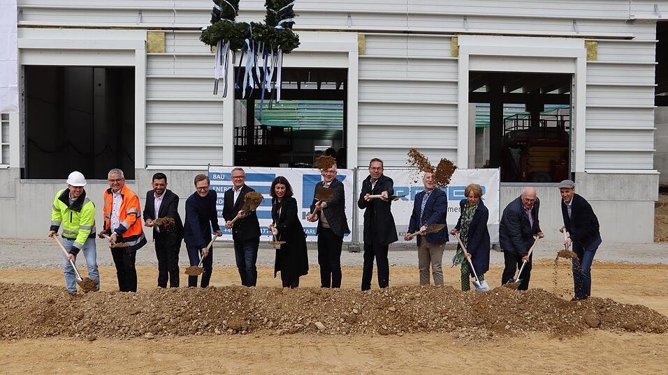 Landrat Werner Bumeder (6. v. r.), B&uuml;rgermeister Franz Aster (4. v. r.), Mitglieder der Familie Apfelb&ouml;ck mit Markus Apfelb&ouml;ck (r.), dem Gesch&auml;ftsf&uuml;hrer des Bauherren, Vertreter der Baufirmen (l.), J&uuml;rgen Kerber von der Sparkasse (5. v. r.) und eine Delegation des Mieters Action beim Spatenstich